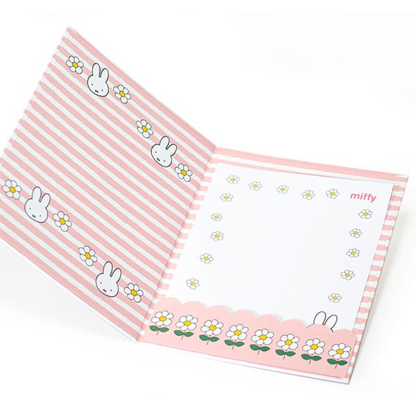 お花に囲まれたミッフィー