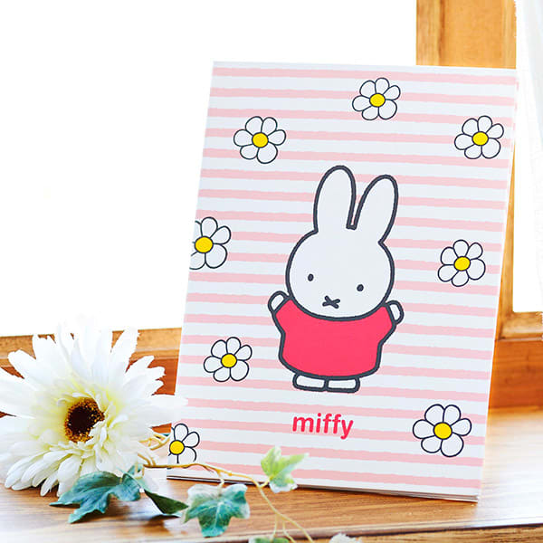 お花に囲まれたミッフィー