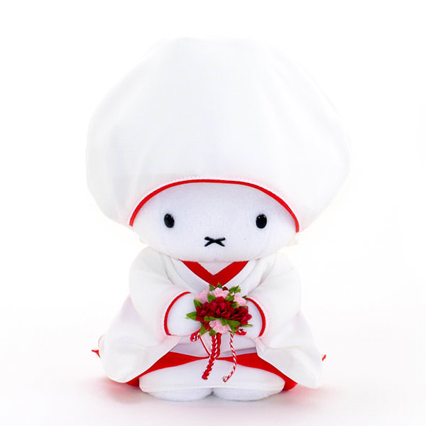 袴姿がばっちり決まったミッフィー。