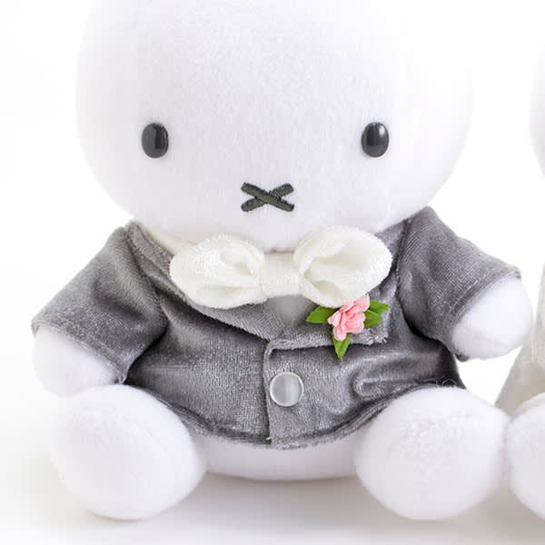 光沢のあるグレーの衣装が似合っています。