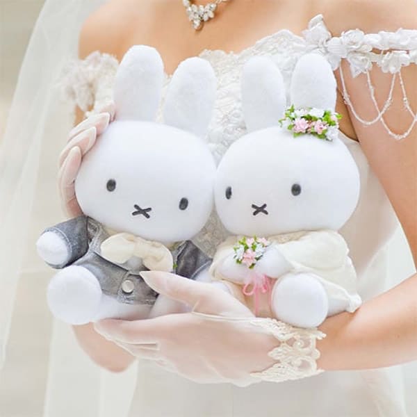 光沢のあるグレーの衣装が似合っています。