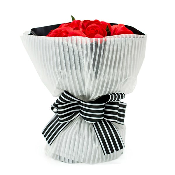 ボーダーのリボンがスタイリッシュ。