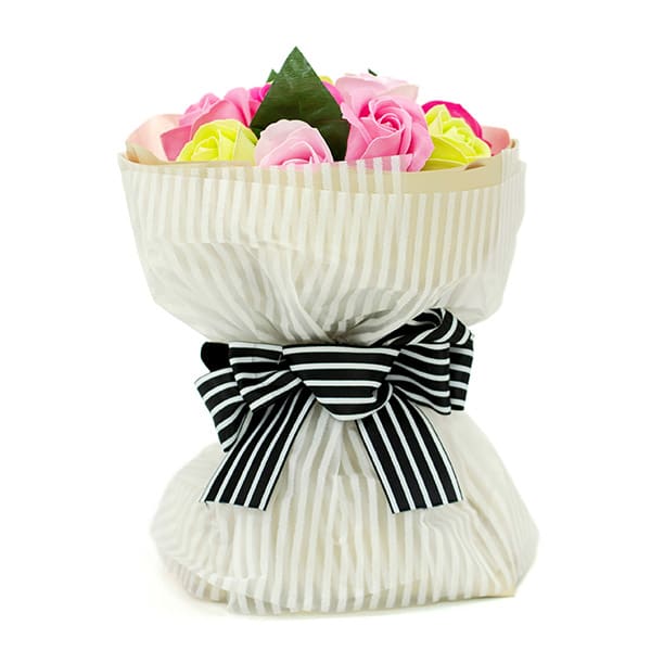 ボーダーのリボンがスタイリッシュ。