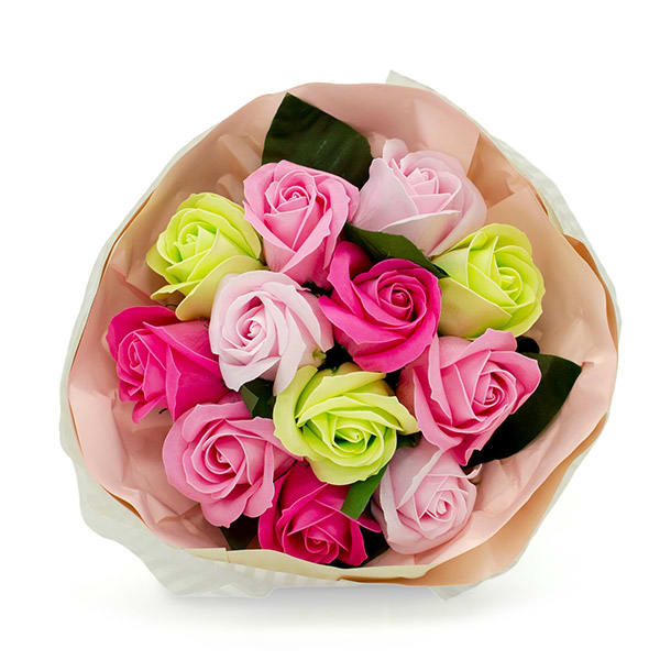 ボーダーのリボンがスタイリッシュ。