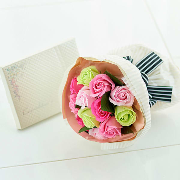 ボーダーのリボンがスタイリッシュ。