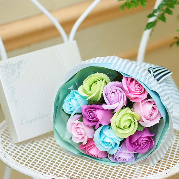 ボーダーのリボンがスタイリッシュ。