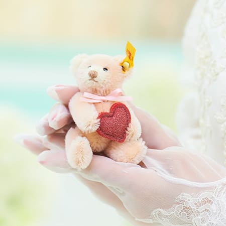 かわいいピンク色のテディベアです。