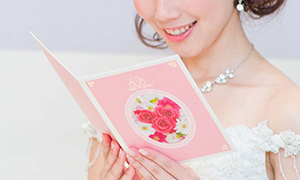 祝電を読む花嫁