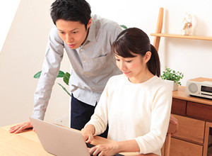 メールを書く夫婦