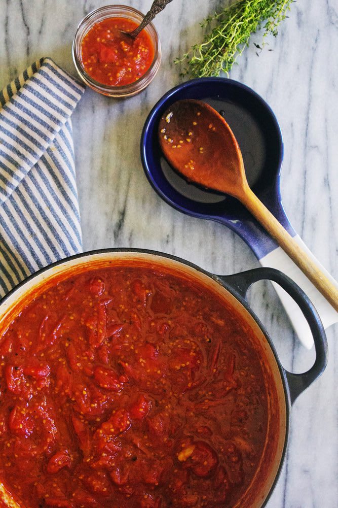 Dutch oven filled with finished savory tomato jam