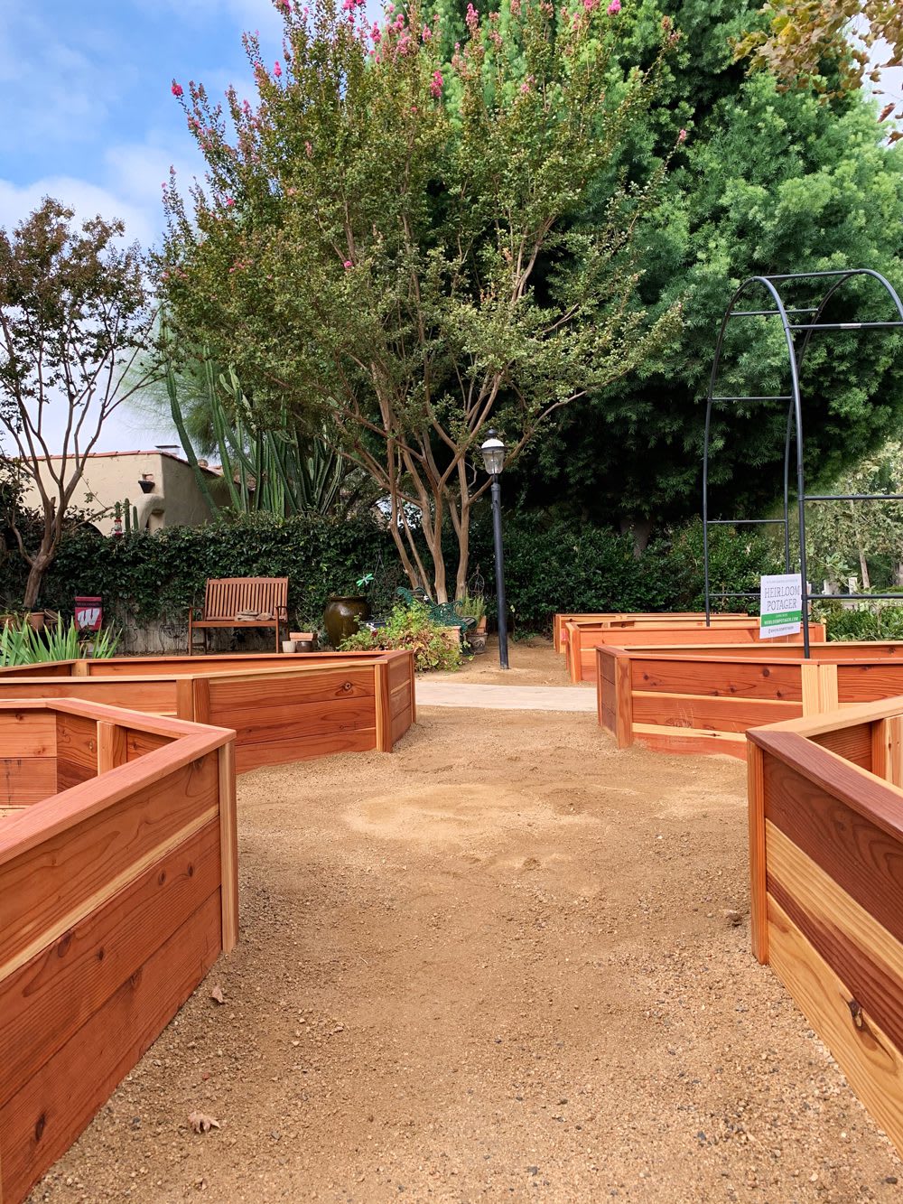 HP_ShowcaseGarden_FourBeds_Aisle_1web