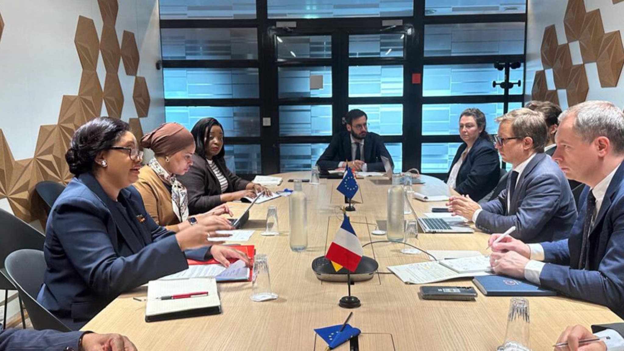 MOÇAMBIQUE EXPÕE RECUPERAÇÃO ECONÓMICA E ALERTA PARA RISCOS EM ENCONTRO COM O CLUBE DE PARIS