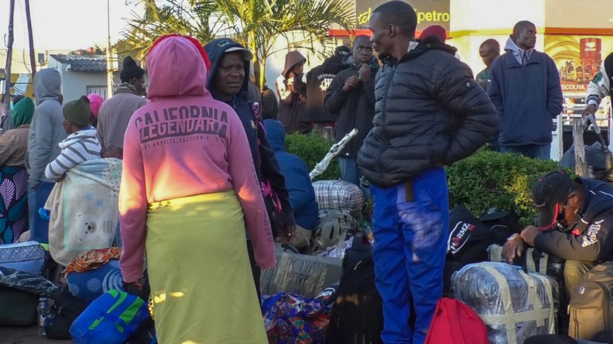 Malawianos fogem da áfrica do sul e passam a noite ao relento na maxixe
