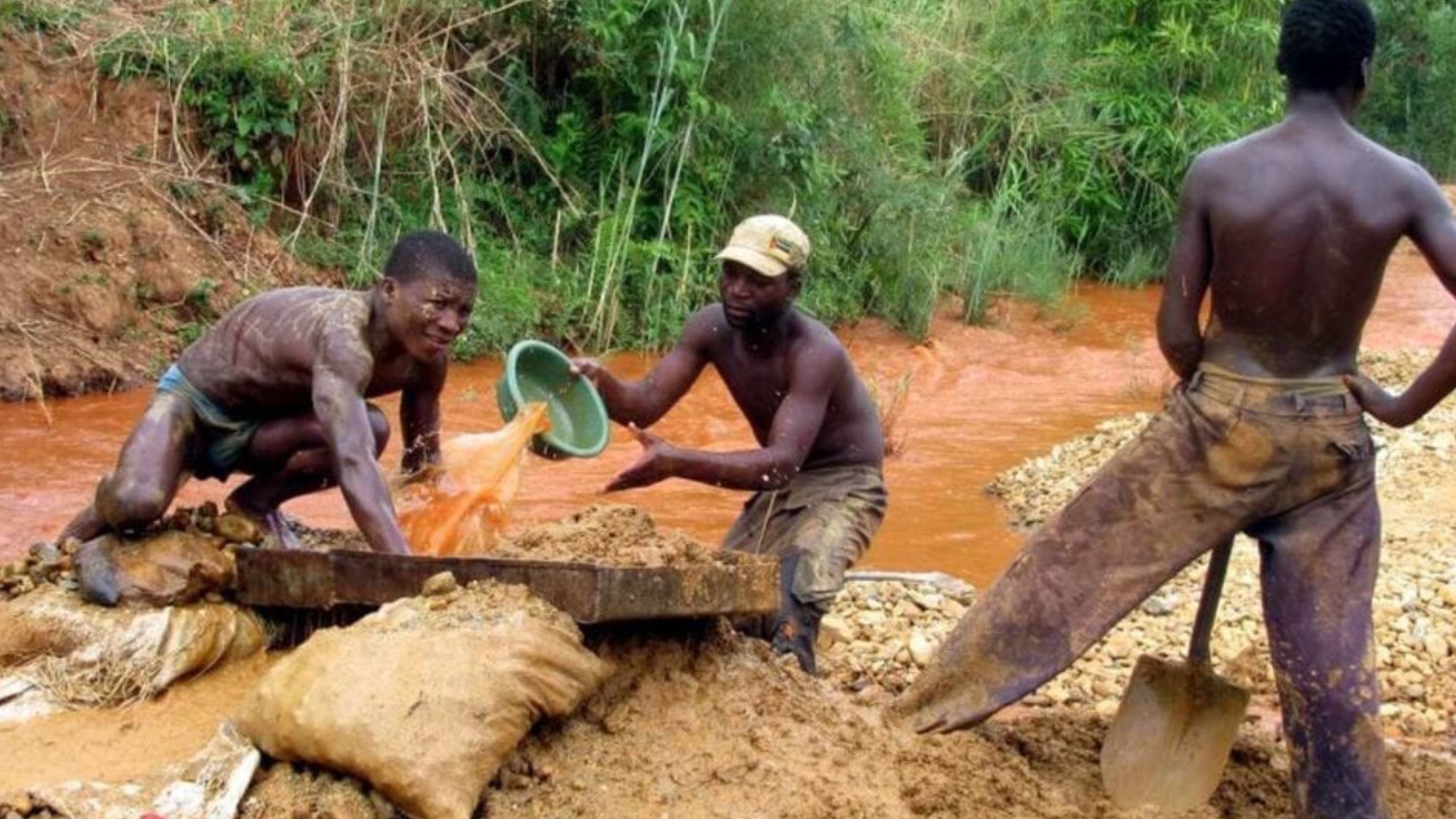 Manica cria cooperativas para reduzir poluição causada pela mineração artesanal