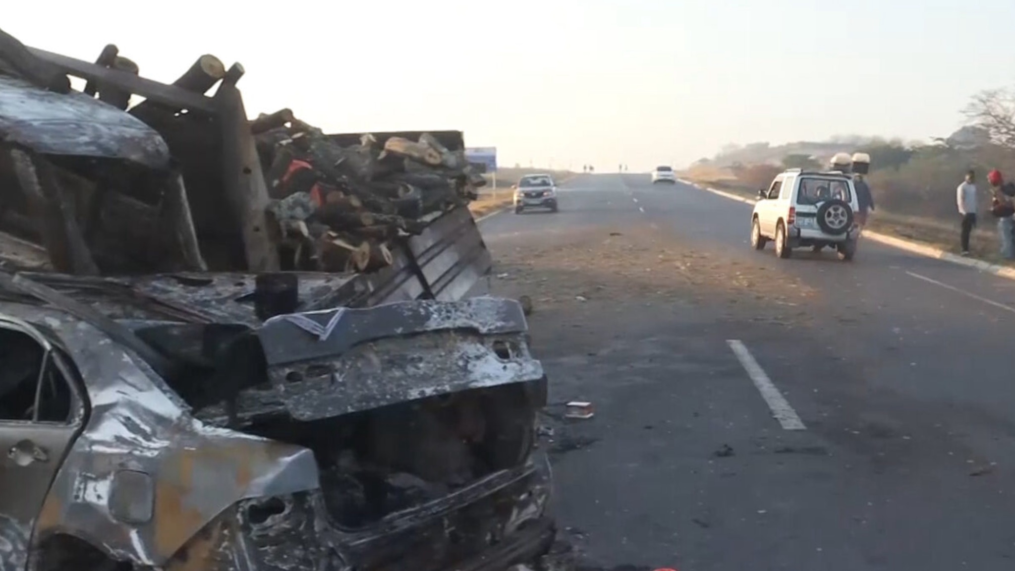 Automobilista morre carbonizado após colisão entre viatura ligeira e camião na Katembe