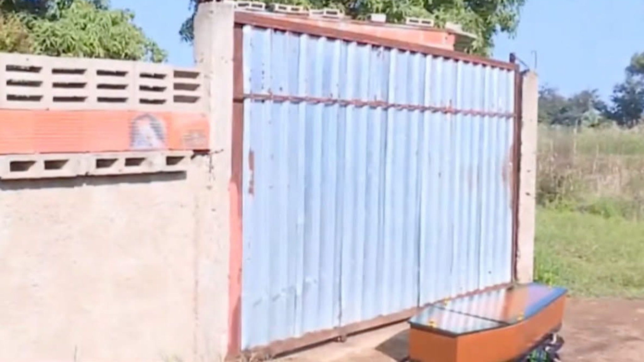 Caixão de jovem linchado em boane é levado para velório à porta de quem o acusou de roubo