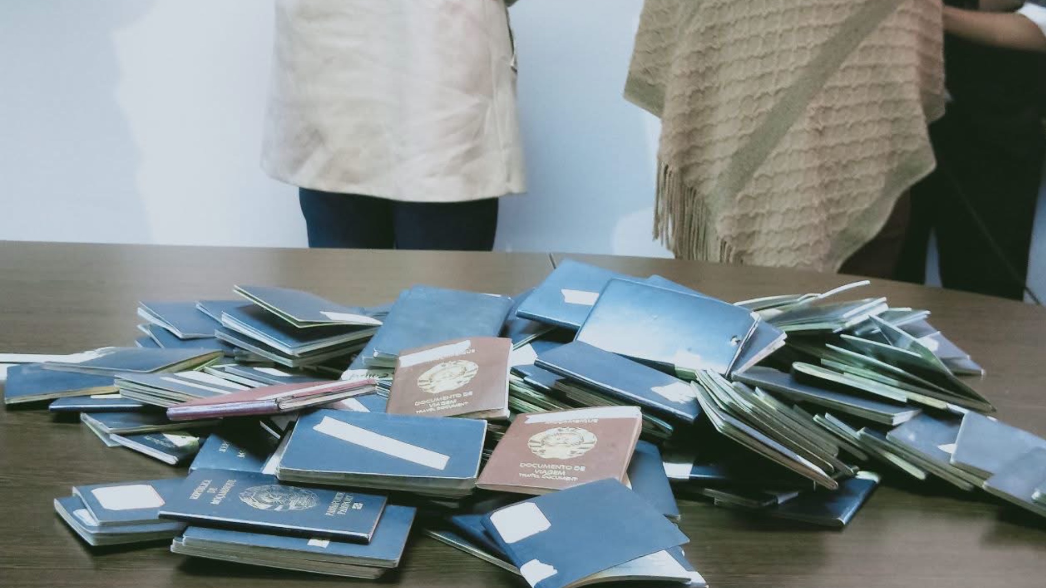 SERNIC detém três funcionárias do SENAMI com 150 passaportes sob suspeita