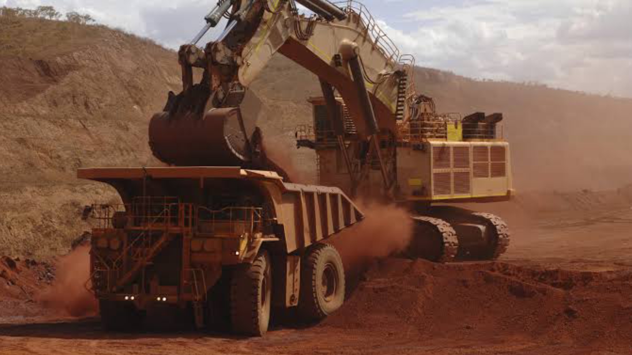 Camiões de mineração agravam degradação da estrada Chonguane–Chibuto em Gaza