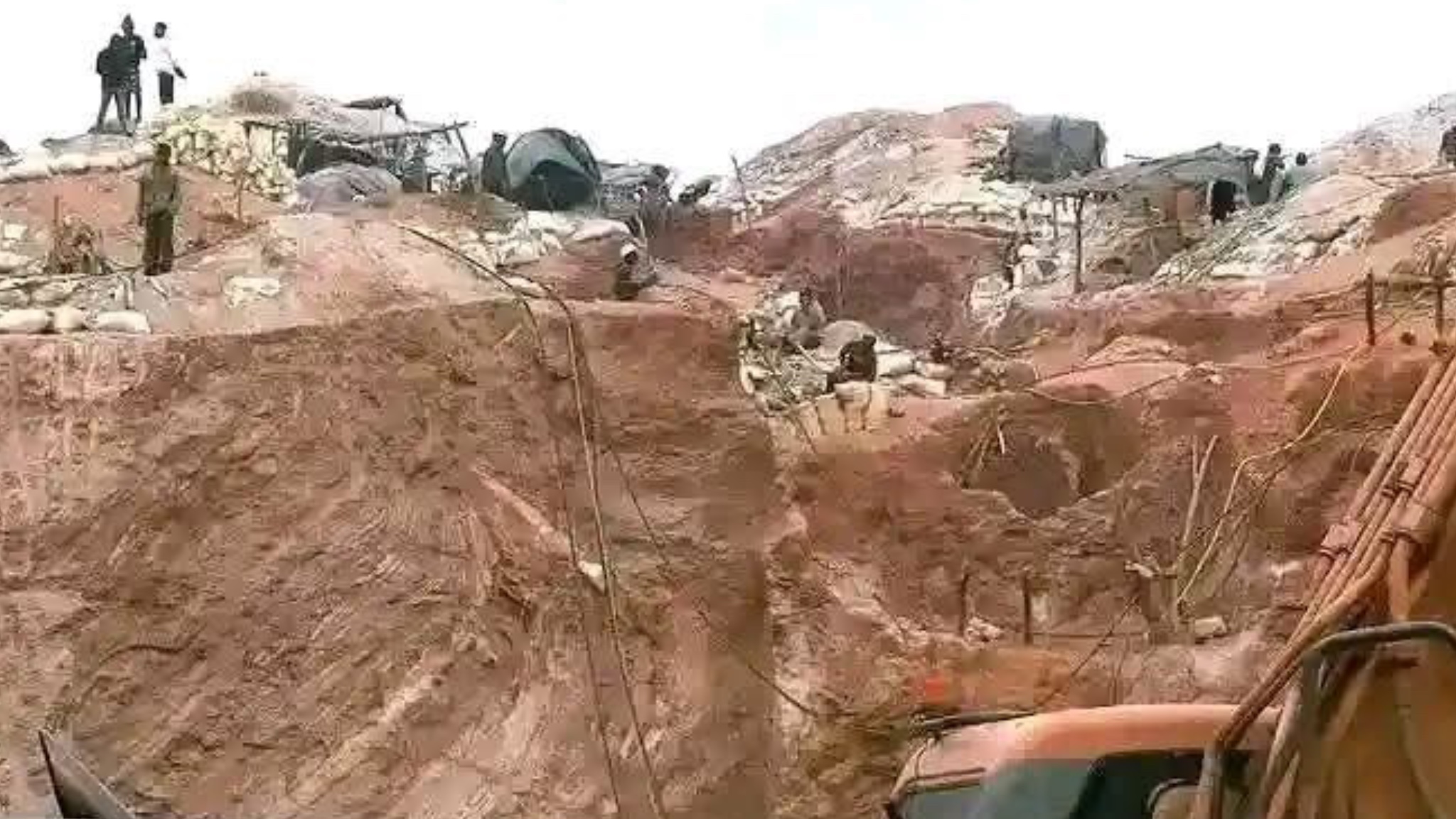 Acidente ocorreu na zona de Seis Carros, distrito de Vanduzi, e deixou ainda cinco pessoas feridas, algumas em estado grave.