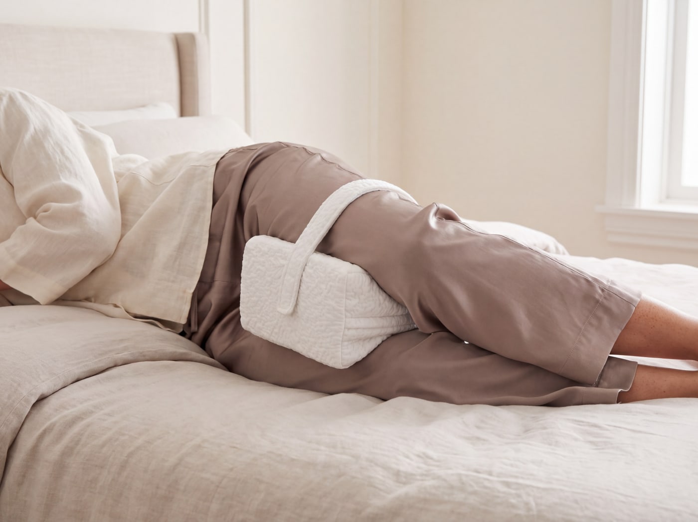 A image of the woman sleeping with the Knee Pillow