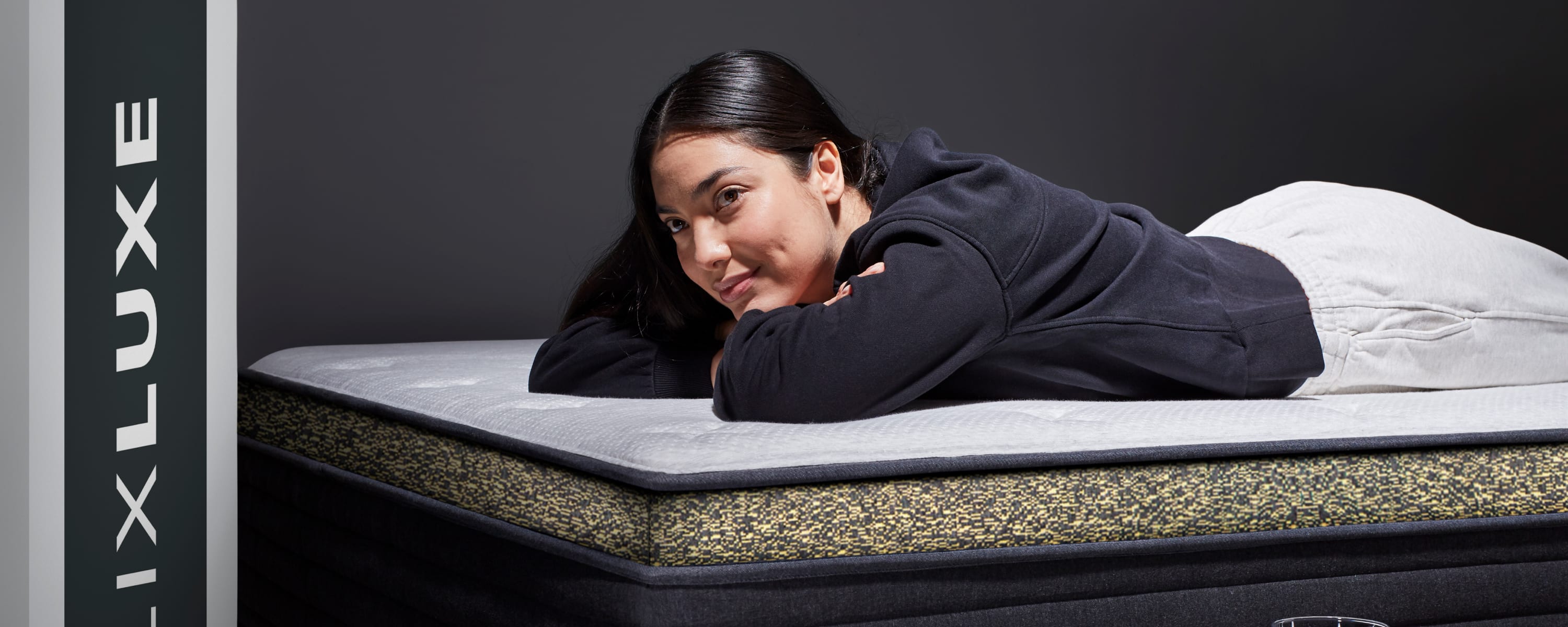 Woman-laying-on-Helix-mattress