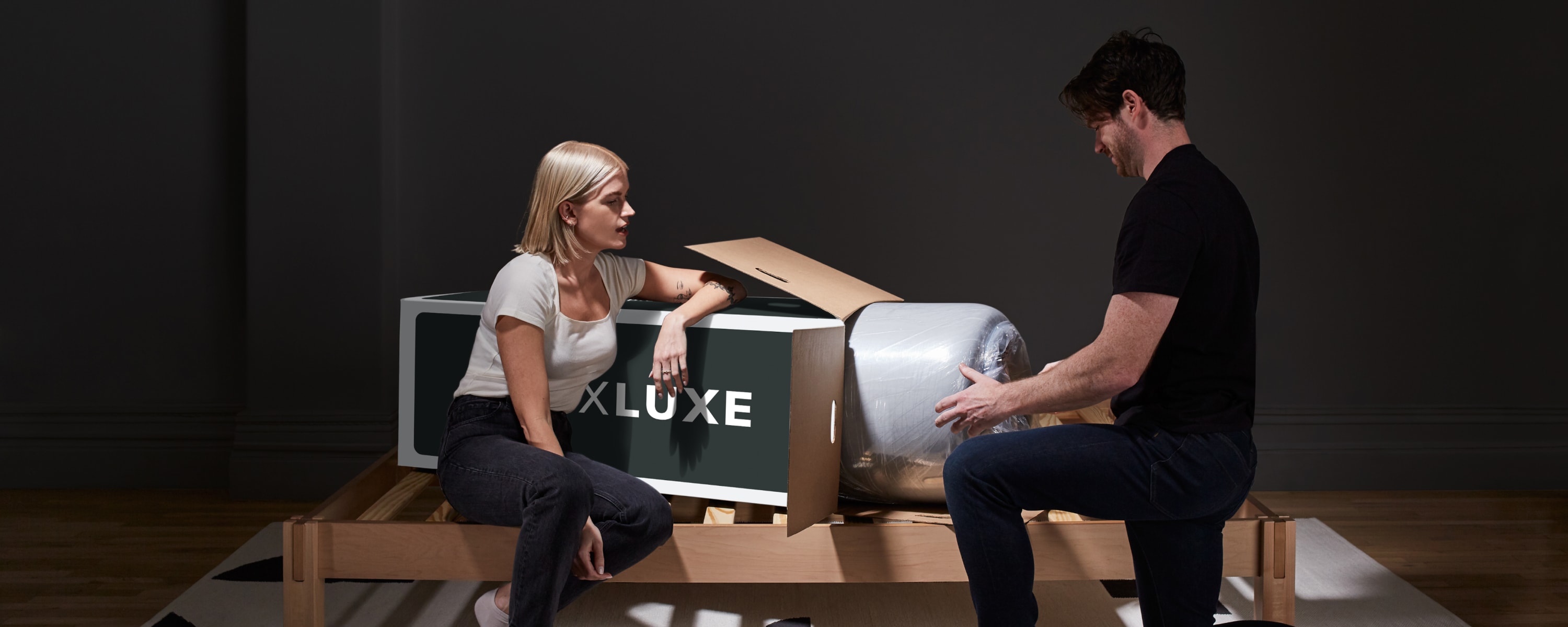 Couple-unboxing-Helix-LUXE-mattress