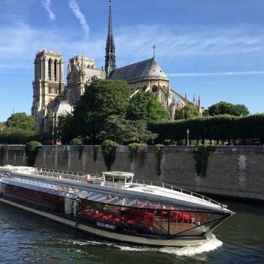 Croisière dînatoire sur la Seine avec musique en direct