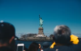 NYC Manhattan Çember Hattı Tekne Turu Özgürlük Heykeli Etrafında Gece