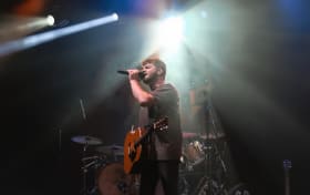 Alex Warren Billetter