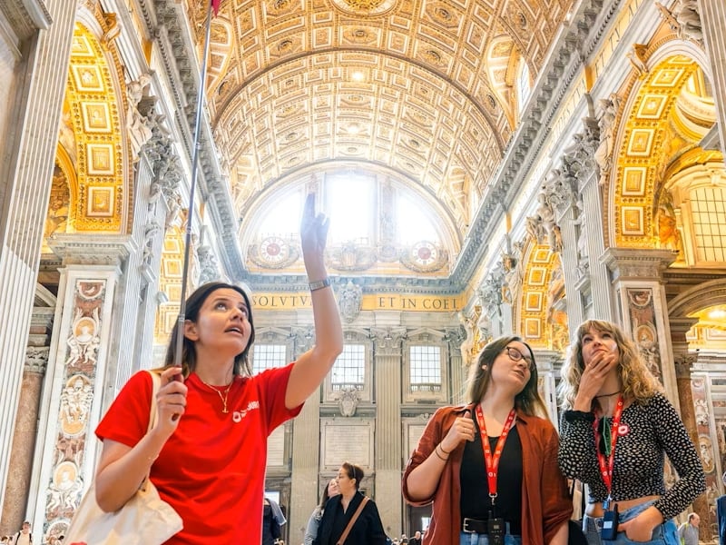 サン・ピエトロ大聖堂とローマ教皇の墓をガイド付きで見学