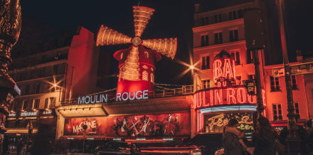 To jest pokaz Moulin Rouge w Paryżu