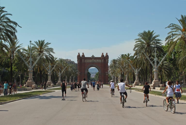在凱旋門 (Arc de Triomf) 周圍騎自行車
