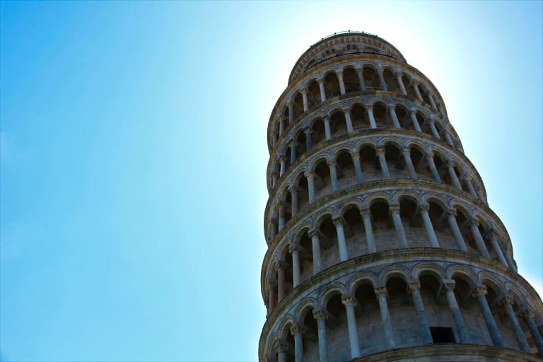 Pisa Kulesi'nin altından