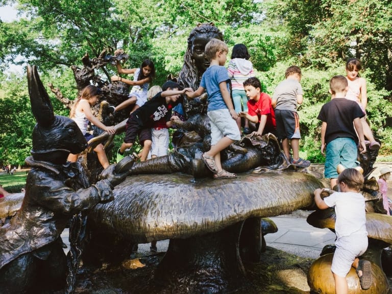 Statue d'Alice au pays des merveilles| ©Hellotickets