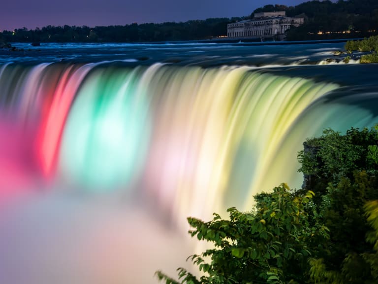 Die Niagarafälle bei Nacht beleuchtet| ©James Wheeler