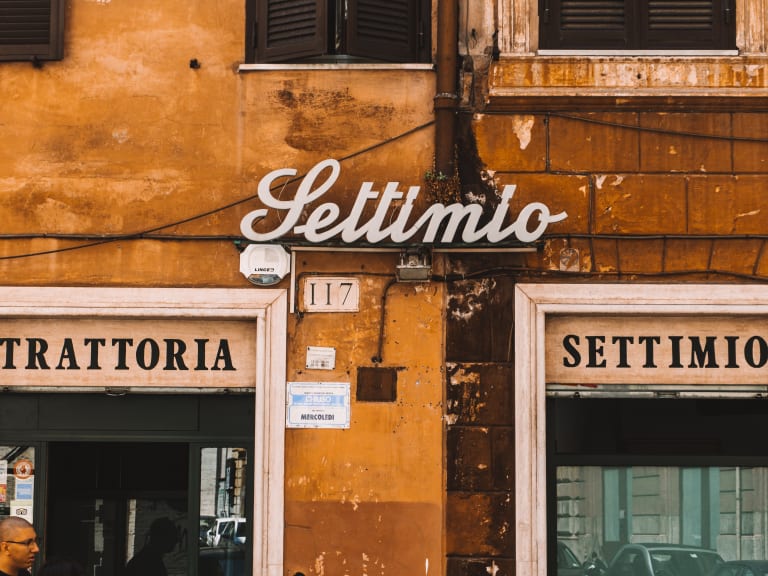 典型的羅馬小餐館| ©Marco Calignano / Unsplash