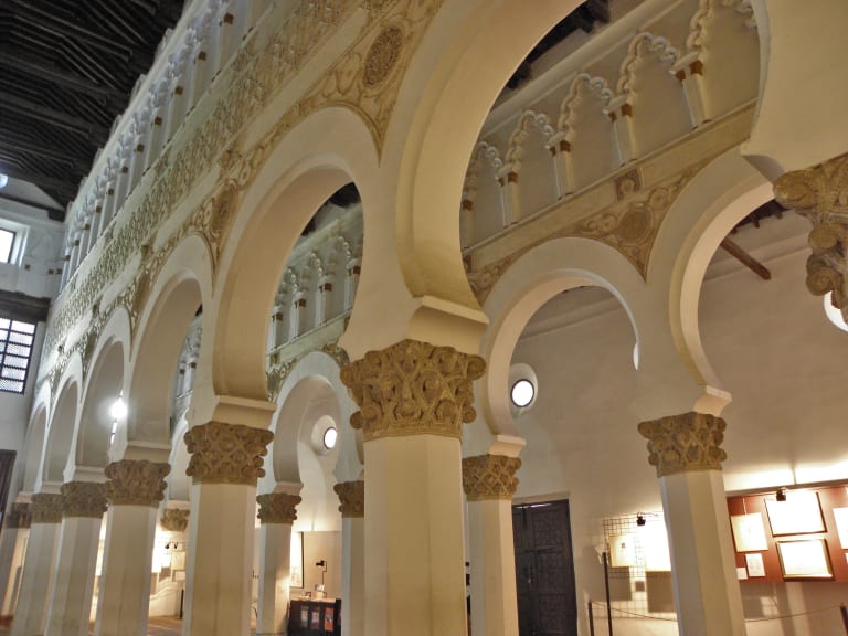 Vitkalkade valv inne i Sinagogue av Santa María la Blanca| ©amaianos