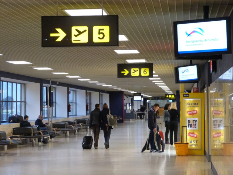 塞維利亞機場航站大廈| ©Wikipedia - SVQAeropuerto