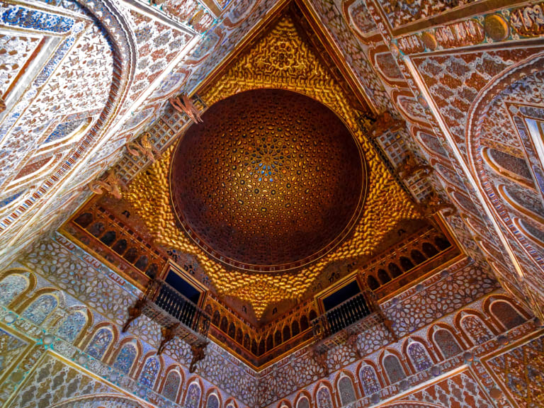 塞維利亞阿爾卡薩爾（Alcázar）班德拉斯中庭（Patio de Banderas）的裝飾細節| ©Tom Podmore