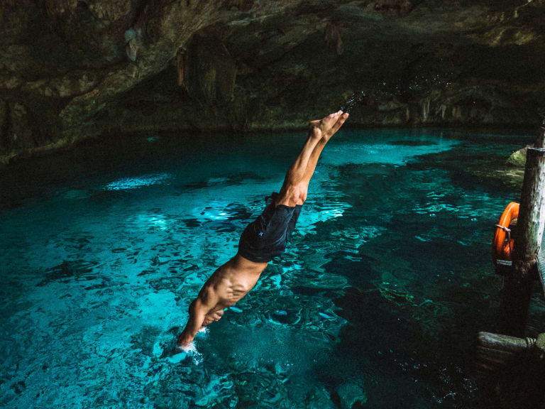 潛入 Dos Ojos 峽谷清澈的海水中。| ©Roberto Nickson