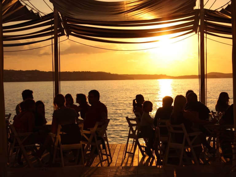 Podziwiaj piękne ibizańskie zachody słońca z Café del Mar.| ©Sara Suñé