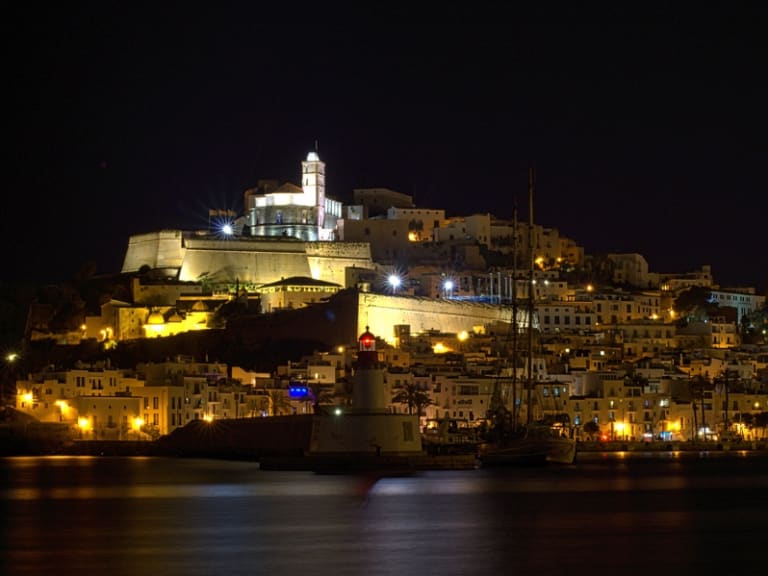 Dalt Vila oświetlona nocą| ©Alex Kulikov