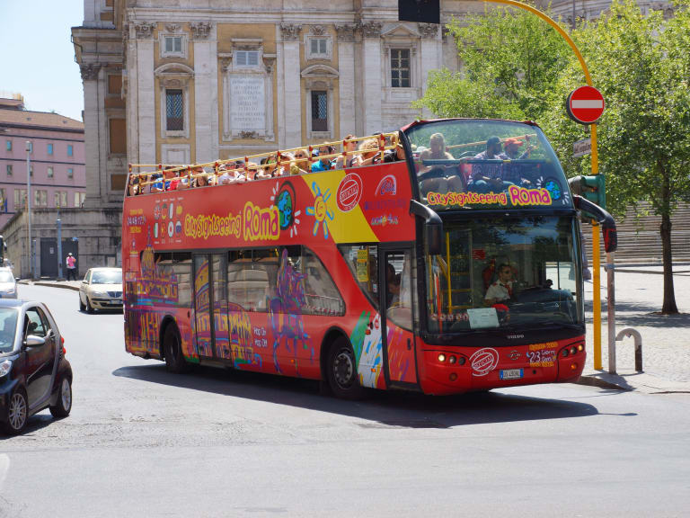 Explore Rome on the sightseeing bus| ©Chris Sampson