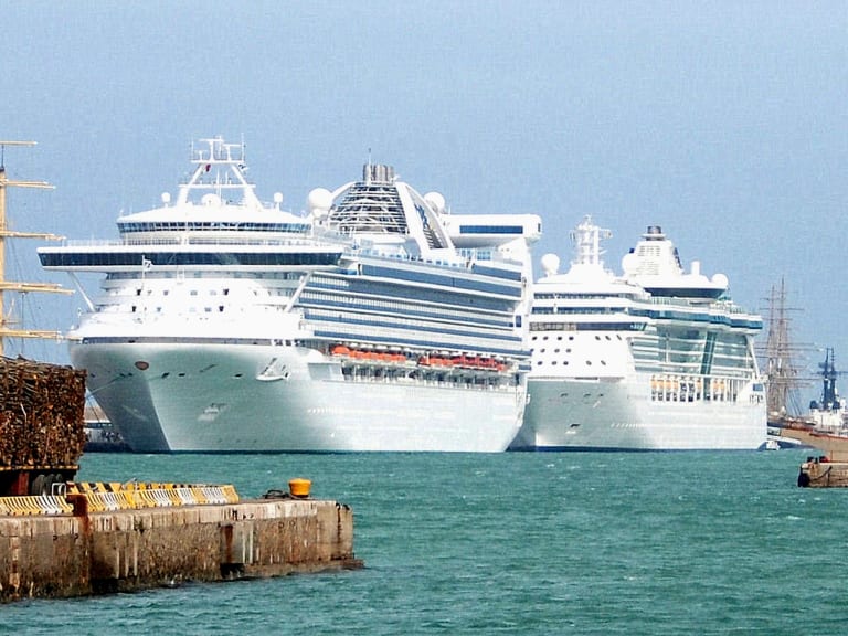 Cruises anchored at the port| ©Mike McBey