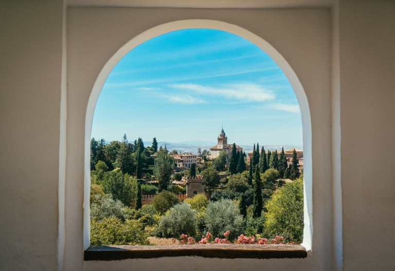 Blick aus einem bogenförmigen Fenster| ©Petr Slovacek
