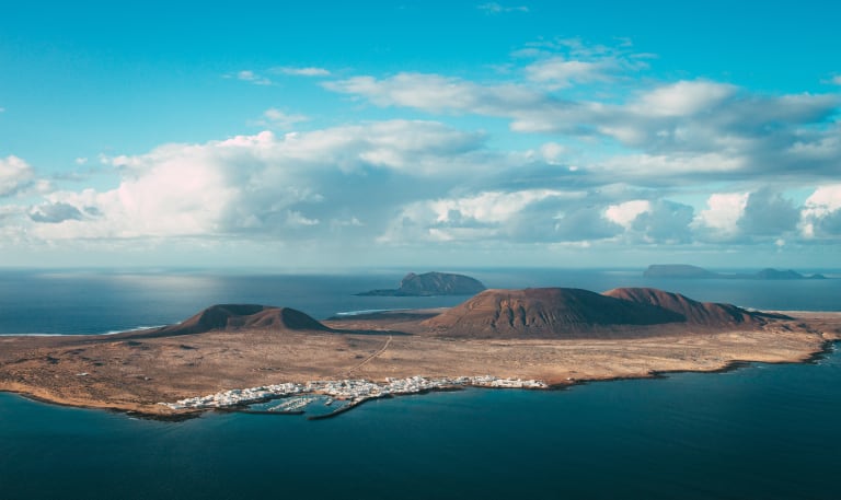 從蘭薩羅特島眺望拉格拉西奧薩（La Graciosa）的景色| ©Jorge Fernández Salas