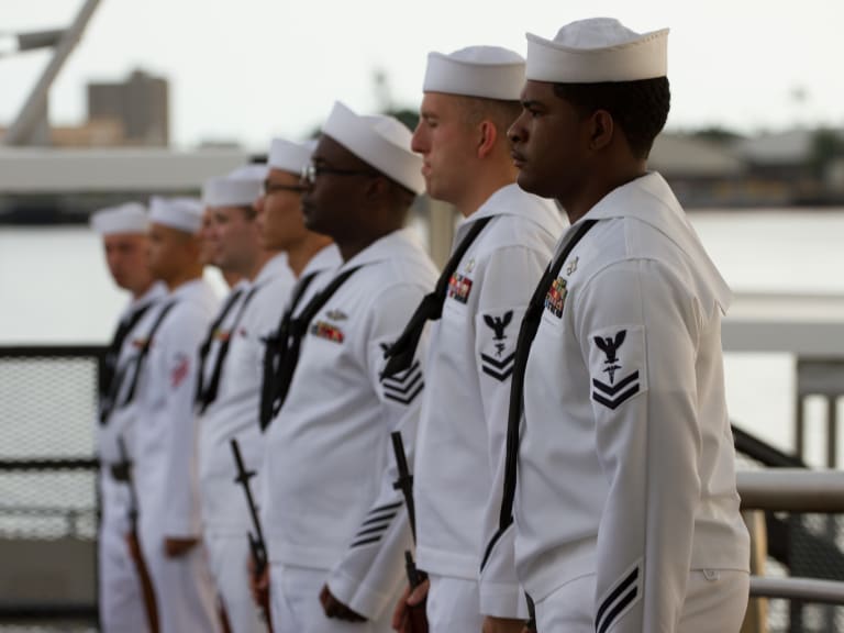 官方儀式中的海軍士兵| ©Pearl Harbor