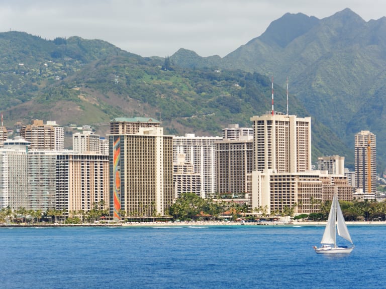 在雙體船上欣賞威基基（Waikiki）的風景。| ©Daniel Ramirez