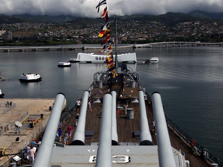 從密蘇里號（USS Missouri）眺望亞利桑那紀念碑和海灣| ©Bernard Spragg. NZ