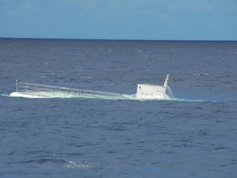 亞特蘭提斯冒險潛水艇在歐胡島外海浮出水面| ©Viator.com